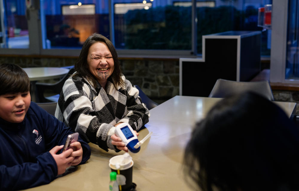 Tamara Downes (middle) shows her low CO reading to Christine Solomon, (right), a Stop Smoking practitioner at the Te Hā – Waitaha drop-in clinic. Carbon monoxide levels drop after giving up smoking.