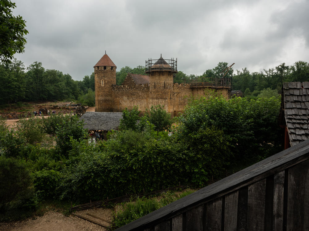 Construction is afoot at Guédelon castle, in France's northern Burgundy region, where builders and crafts people are using tools and methods from the Middle Ages.