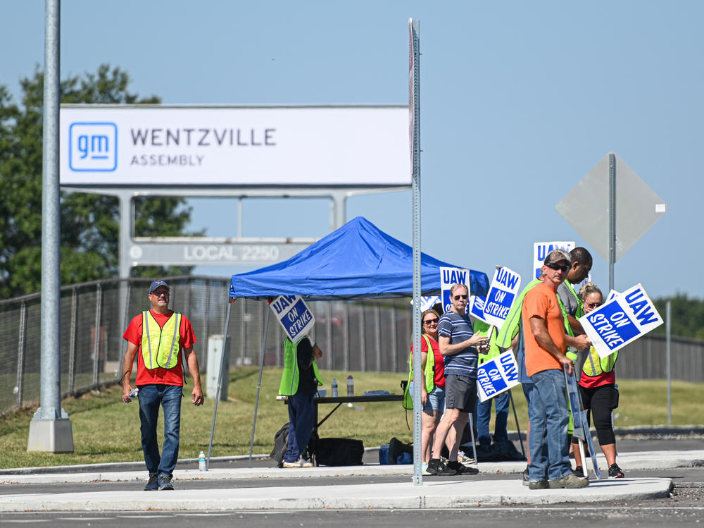 UAW workers strike outside the GM assembly plant in Wentzville, Mo., on Sept. 15. The plant was one of the first to go on strike under the UAW's novel plan.