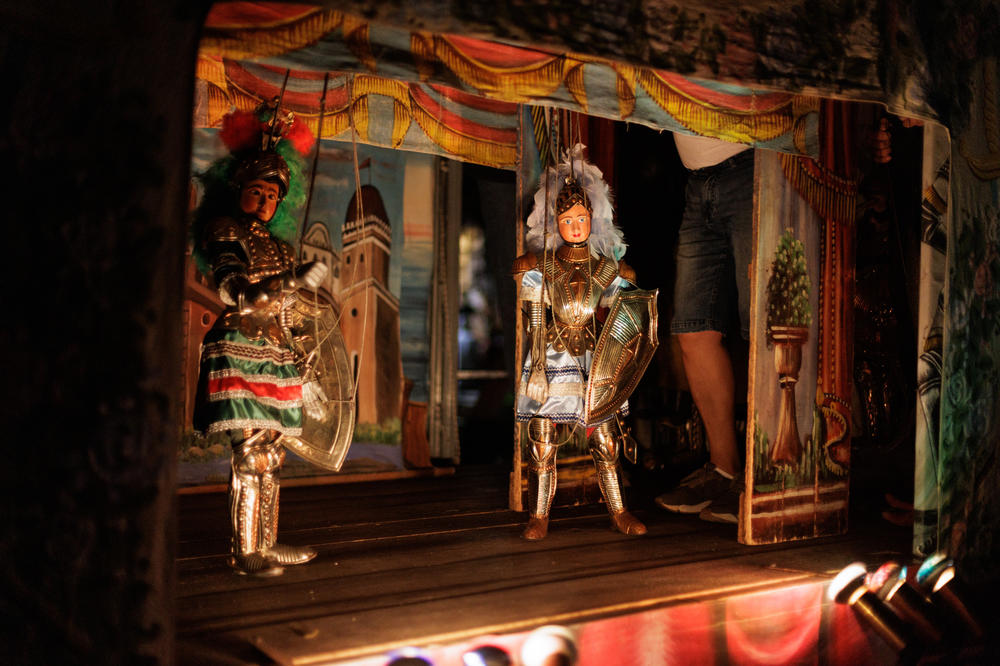 The puppet show organized by Giacomo Sferlazzo revisits the 16th century story of <em>Orlando furioso</em> by Ludovico Ariosto, a love story set against the backdrop of an invasion of Europe by armies from the Middle East, and a battle for Christian survival.