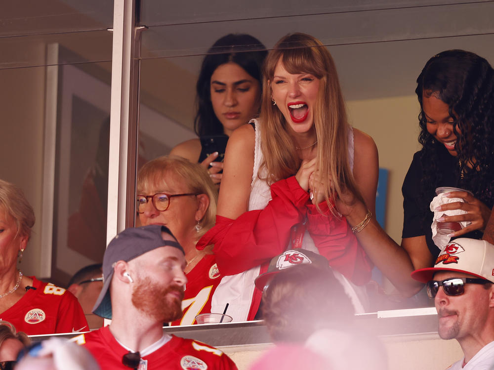 Taylor Swift watched the Kansas City Chiefs play at Arrowhead Stadium on Sunday. At one point she ate a snack and unknowingly set a meme in motion.