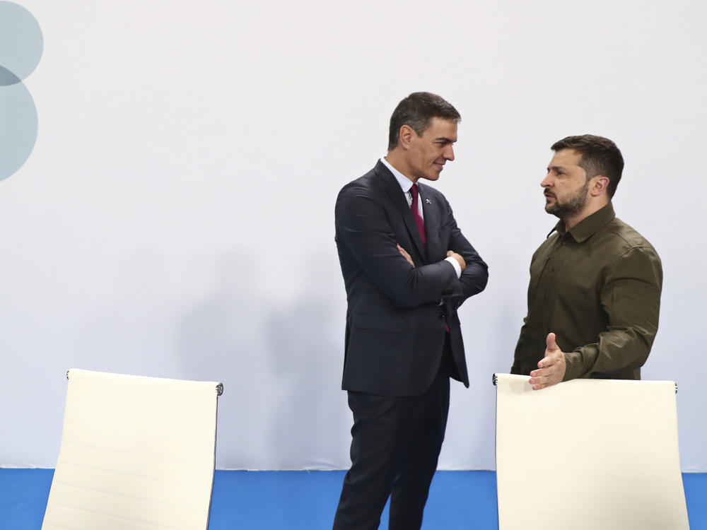 In this photo provided by the Spanish government, Spain's acting Prime Minister Pedro Sanchez, left, speaks with Ukraine's President Volodymyr Zelenskyy at the Europe Summit in Granada, Spain, Thursday, Oct. 5, 2023.