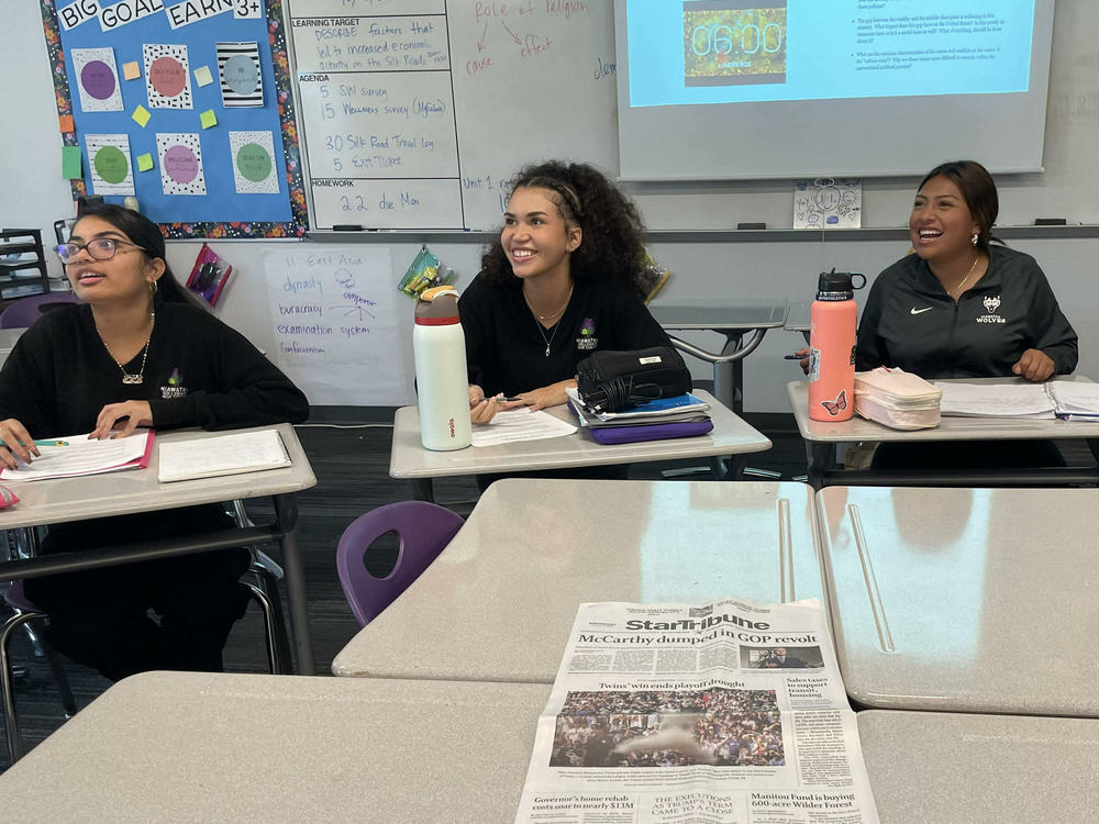 Students at Minneapolis' Hiawatha Collegiate High School discuss polarization within the federal government.