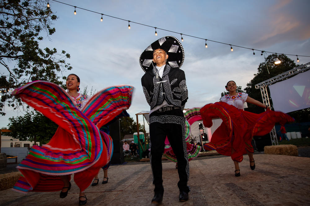 Kevin and his maids of honor dance the mariachi song 