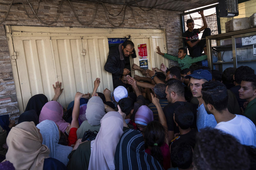 Sun., Oct. 15: A crowd of Palestinians presses up against a bakery to buy bread in Khan Younis, Gaza Strip.