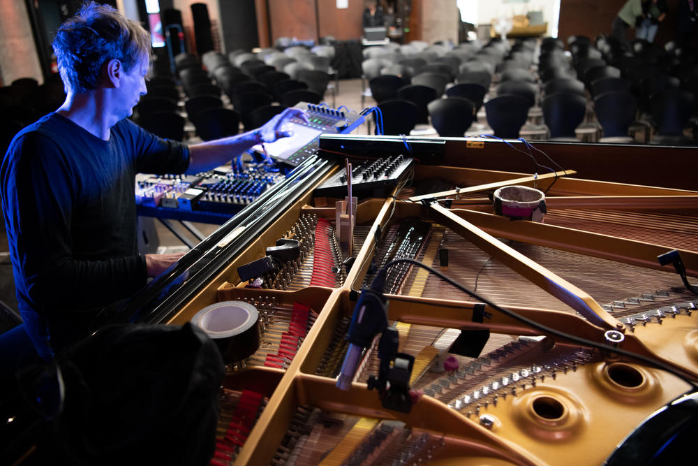 Hauschka's compositions usually involve prepared piano, altering the instrument's sounds with the use of various objects like pins, screws and tape rolls.
