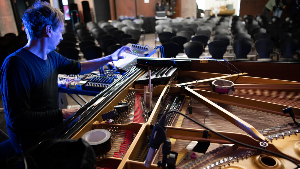 Hauschka's compositions usually involve prepared piano, altering the instrument's sounds with the use of various objects like pins, screws and tape rolls.