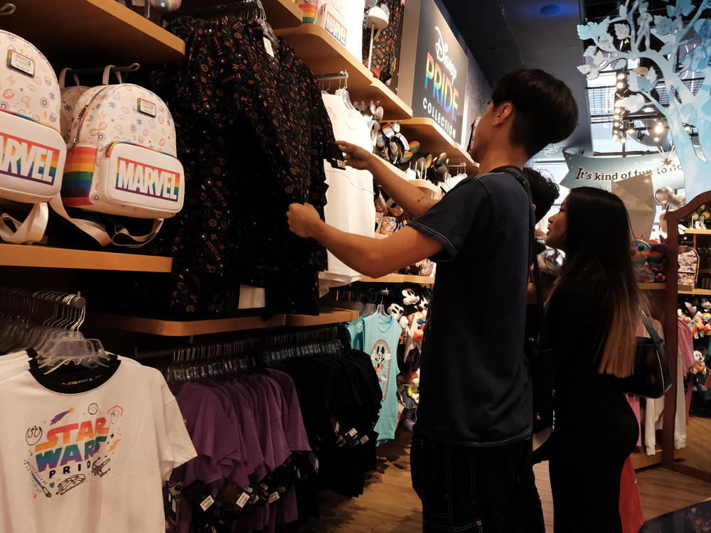 People shop in a Manhattan store in New York City on July 27, 2023. The economy grew 4.9% in the July-September, a stunning pace of growth that was largely powered by strong spending from consumers.