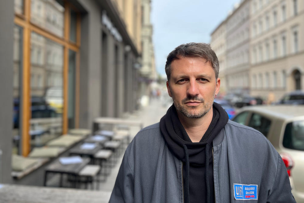 Lutz Leichsenring, chair of the Berlin Clubcommission, says Berlin clubs are losing revenue due to inflation, minimum wage increases and the cost of energy. He's in talks with the city of Berlin to seek help.
