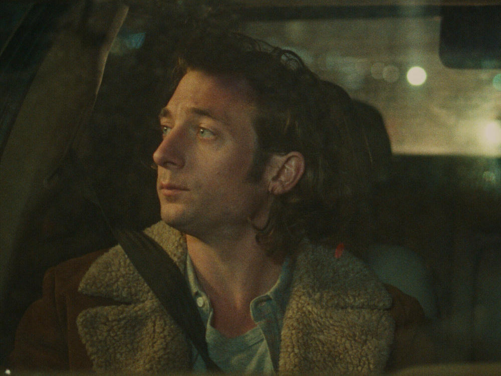 Jeremy Allen White and Jessie Buckley in <em>Fingernails</em>