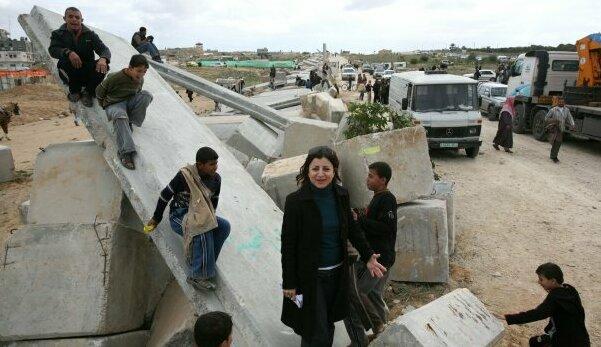 Palestinian journalist Taghreed El-Khodary (center) reports from Rafah in the Gaza Strip in 2008.