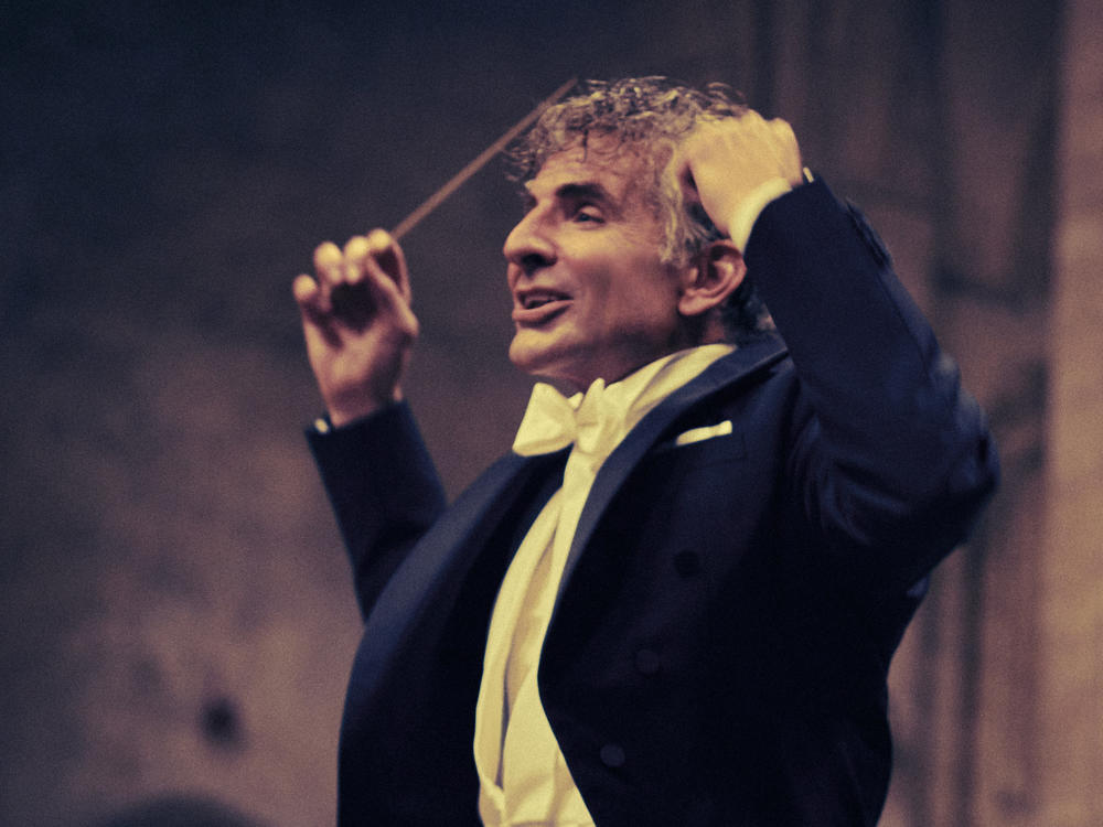 Bradley Cooper plays composer Leonard Bernstein in <em>Maestro</em>.