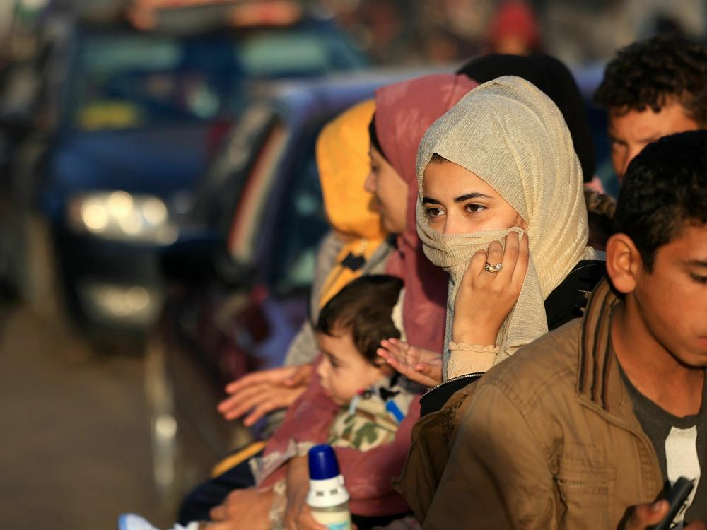 Palestinians who had taken refuge in temporary shelters return to their homes in eastern Khan Younis in the southern Gaza Strip during the first hours of a four-day truce.
