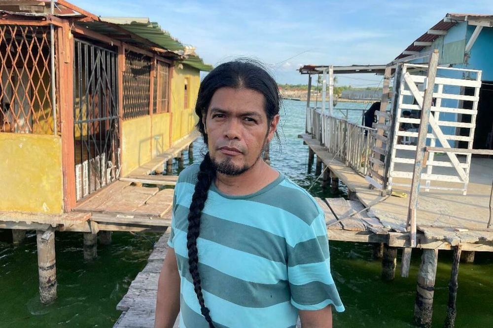 Dani Ortega, an artist in the lakeside community of Santa Rosa, has composed a song about the oil spills on the lake. The song ends in a lament: 