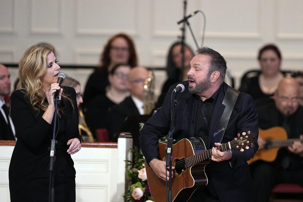 Garth Brooks and Trisha Yearwood perform 