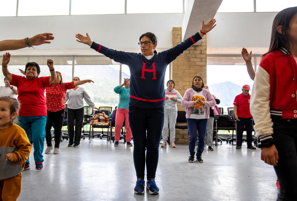 Infante, (centro), ha sido cuidadora familiar a tiempo completo durante casi una década. Ella comenta que las clases de baile y cardio son su única oportunidad para ejercitarse y relacionarse con otras cuidadoras de la comunidad.