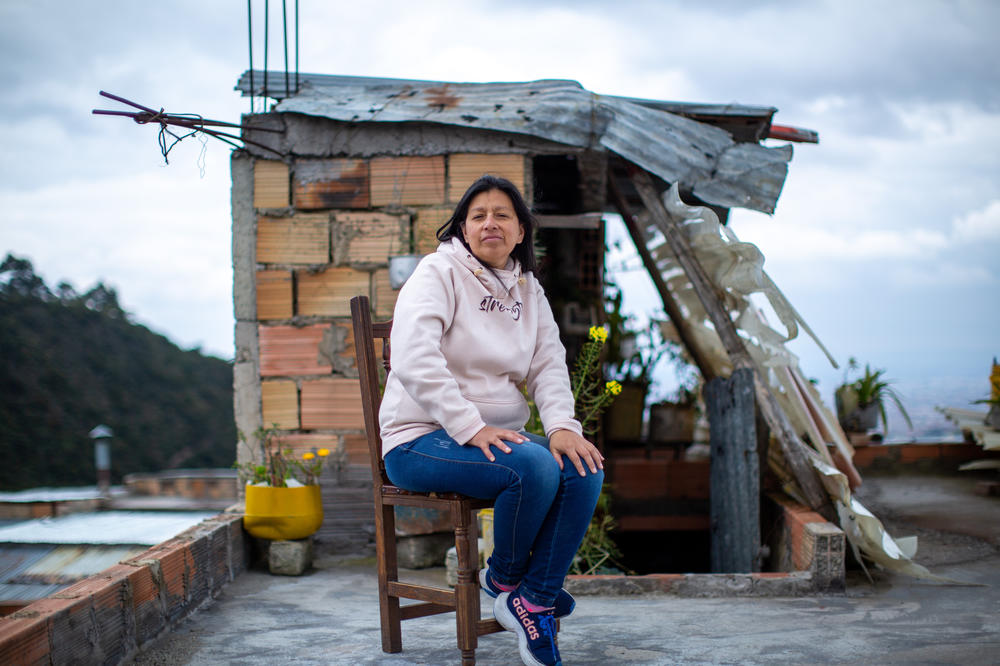 Infante, que posa en su terraza, vive con sus tres hijos, sus padres, su hermana y su sobrina en una pequeña casa de dos pisos, hecha de hormigón y con vistas a la cordillera de los Andes, en el barrio de San Cristóbal, en Bogotá. Comenta que su trabajo de cuidadora empieza a las 5 de la mañana y no termina hasta que los niños se van a la cama.<em></em>