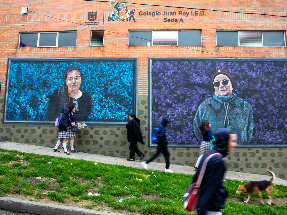 Manzanas del Cuidado, el programa para cuidadoras, encomendó la realización de murales en honor a Ruth Infante (izquierda) y Rita Salamanca por el importante papel que desempeñan como cuidadoras en la comunidad. Los murales están expuestos en una escuela del centro de San Cristóbal.