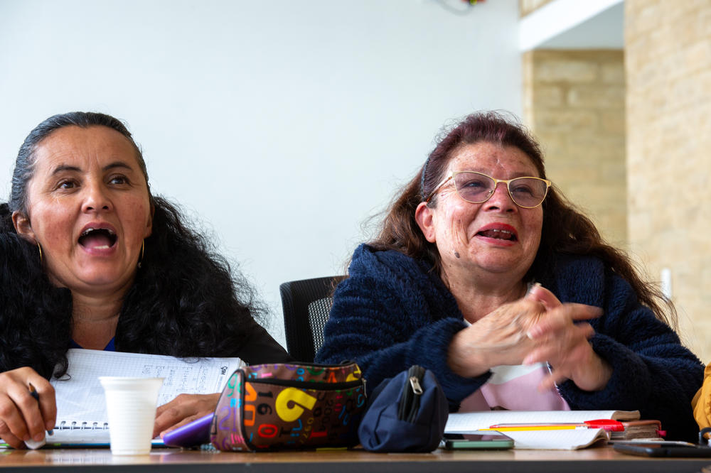 Rita Salamanca, a la derecha, asiste a las clases de octavo y noveno año dictadas en la Manzana del Cuidado local. Espera con ansias completar su educación secundaria. Creció en la pobreza en una región rural de Colombia y abandonó sus estudios después del quinto año debido a que sus padres no podían costear la matrícula escolar.