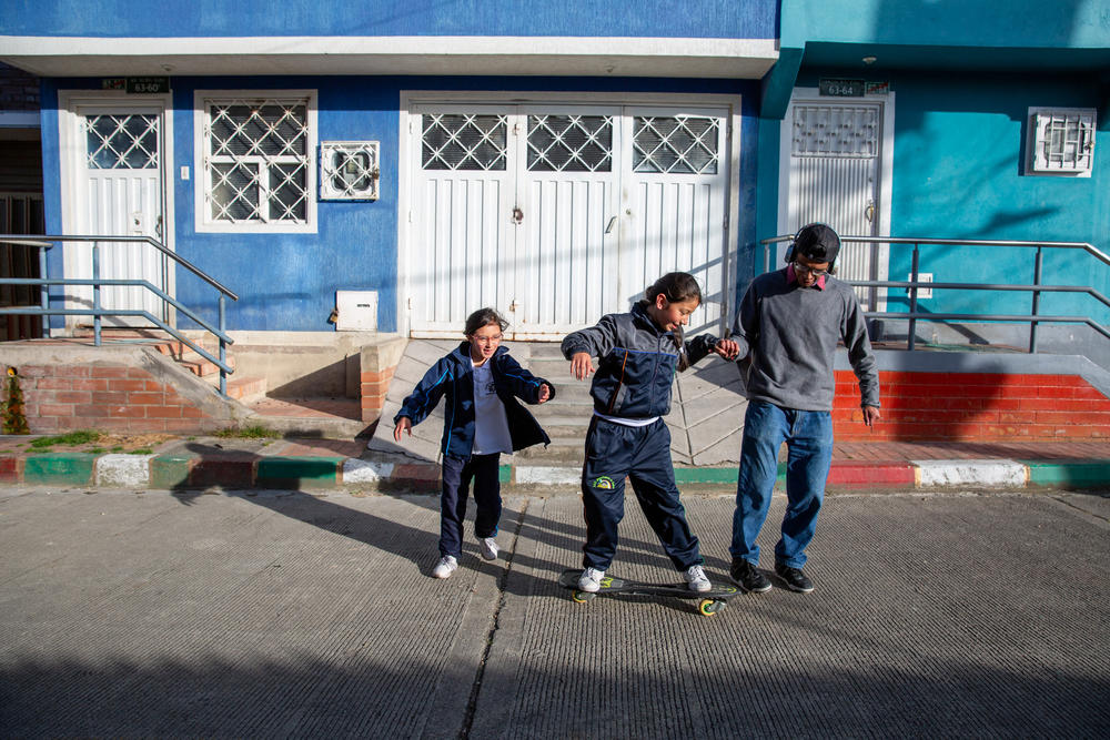 Infante le atribuye al programa Manzanas del Cuidado el haber ayudado a sus dos hijos adolescentes a entender la importancia de compartir las responsabilidades del cuidado en casa. Aquí, el hijo de Infante, William, juega con su hermana Brigitte y su prima Tania.