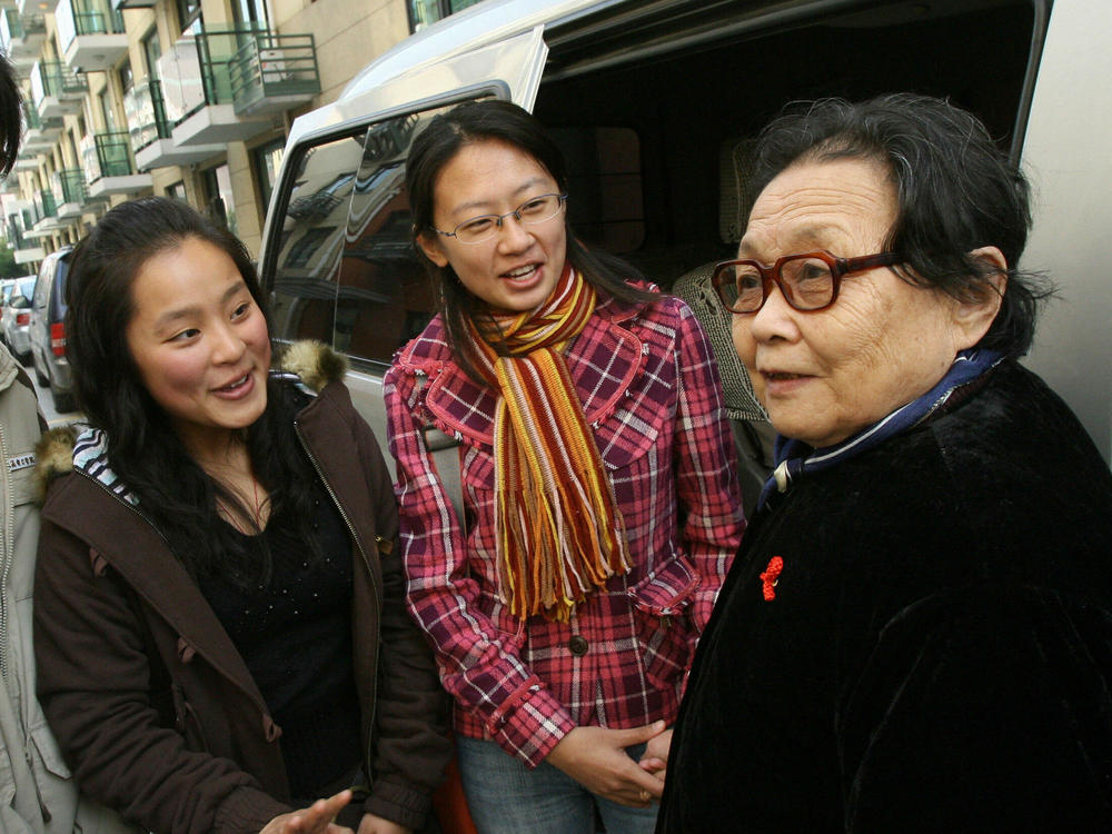 Veteran Chinese AIDS campaigner Doctor Gao Yaojie, right, talks with students about AIDS prevention during a series of university lectures in Shanghai, Nov. 30 2006.
