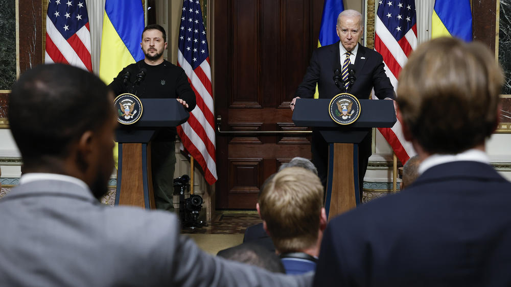 Ukrainian President Volodymyr Zelensky (left) and U.S. President Joe Biden hold a news conference at the Eisenhower Executive Office Building in Washington, D.C., on Tuesday.