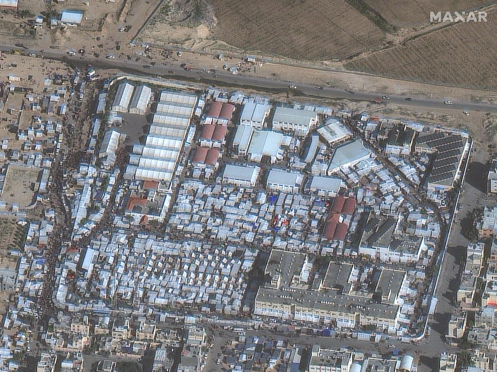 A 03 December satellite image shows Palestinian civilians sheltering around a college in the Gaza city of Khan Yunis. AI systems can analyze such imagery faster than a person.