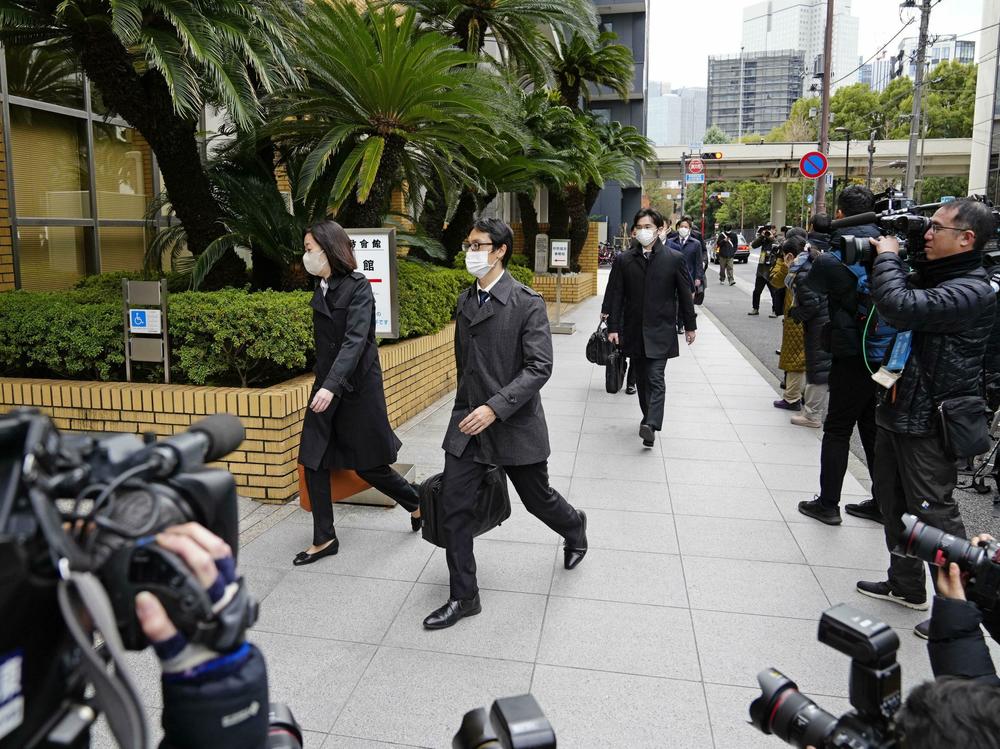 Investigation officials from Tokyo's district prosecutors office head to an office of a Liberal Democratic Party faction led by politician Toshihiro Nikai, on Tuesday.