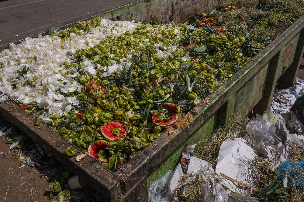 Along every aisle of the Central de Abastos, dumpsters fill with organic waste. In 2019, the market generated 565 tons of waste a day. Last year, that total was cut to 428 tons per day.