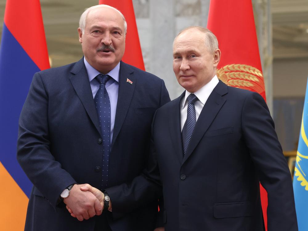 Belarus President Alexander Lukashenko (left) and Russian President Vladimir Putin pose for a photo prior to a meeting in Minsk, Belarus, on Nov. 23.