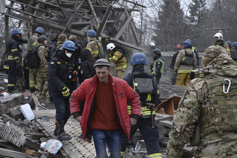 Zaporizhzhia: People clear the debris at the site of Russia's air attack.
