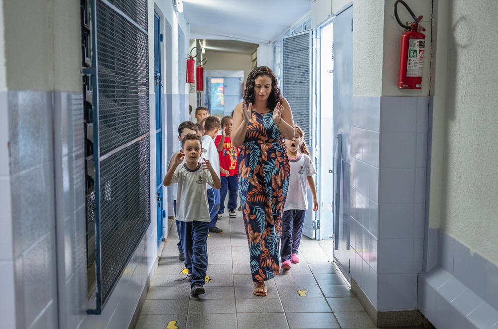 Students and a teacher head to the cafeteria for lunch at Professor Lourdes Heredia Mello Municipal School.