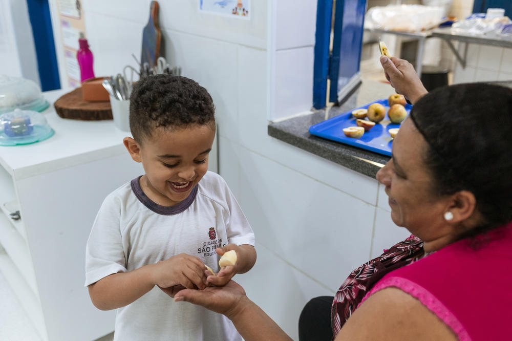 Apples are this day's dessert at Professor Lourdes Heredia Mello Municipal School.