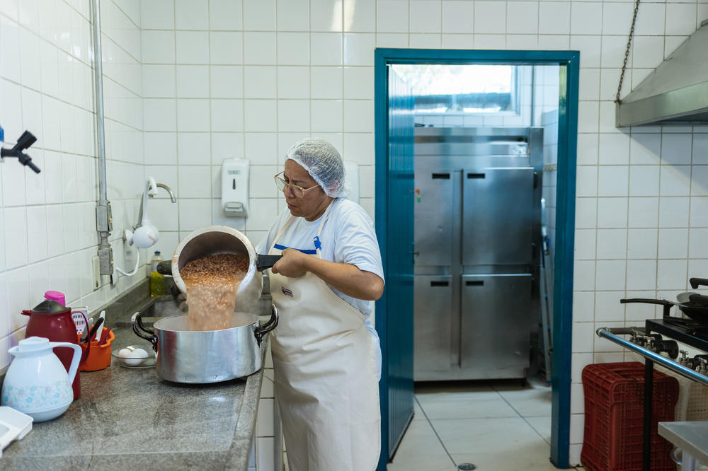An employee at Professor Lourdes Heredia Mello Municipal School prepares lunch for the students.