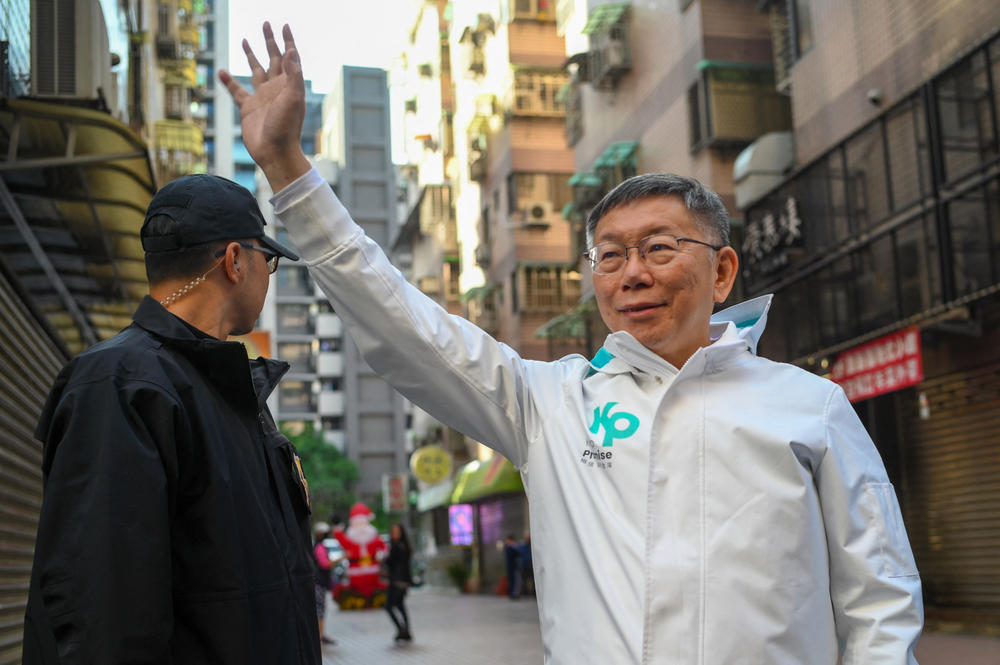 Ko Wen-je waves to supporters during an election campaign event in New Taipei City on January 2.