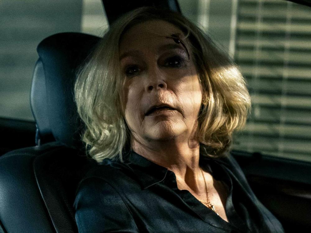 Jamie Lee Curtis as Carmy's mother, Donna, in Season 2 of <em>The Bear.</em>
