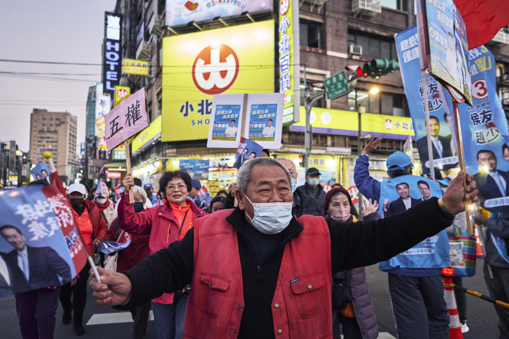 Taiwan election rallies draw big — and colorful — crowds.