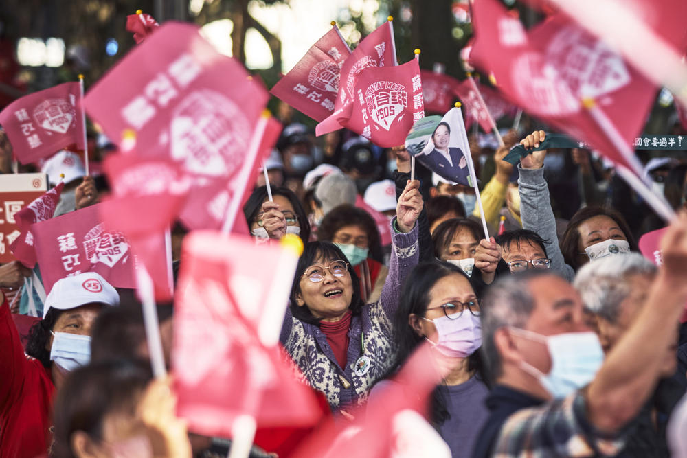 DPP supporters cheer at a rally for Su in New Taipei City in January.