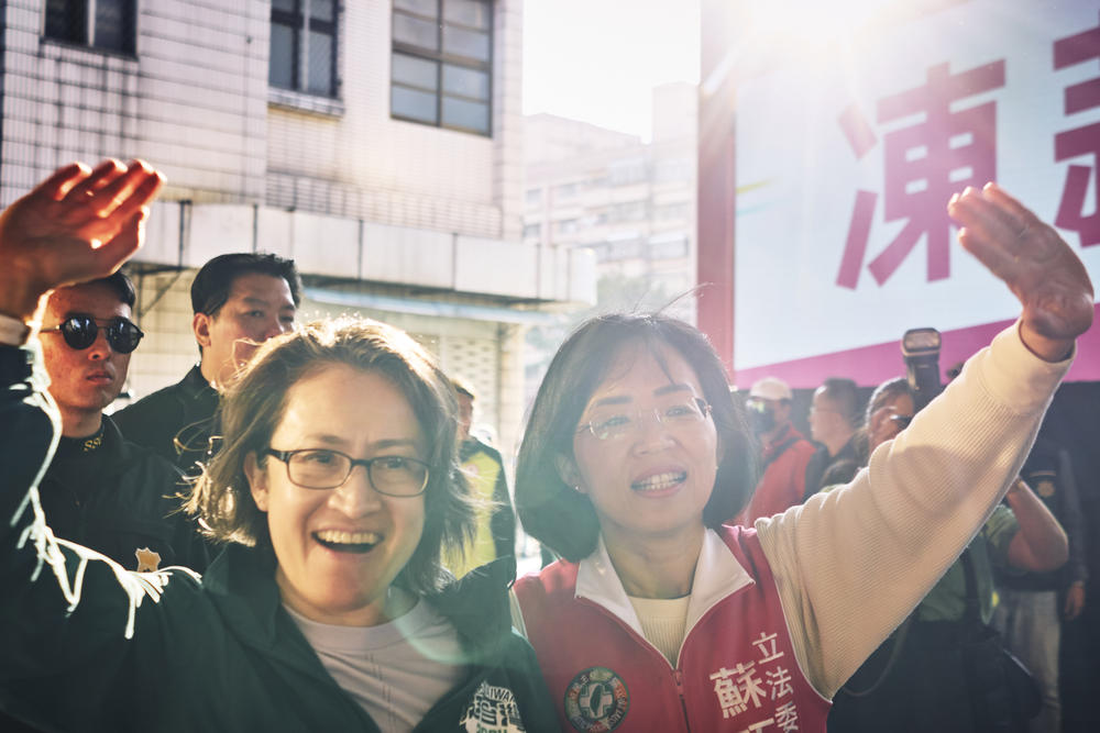 Su Chao Hui, center, with DPP vice presidential candidate, Hsiao Bi-khim, left, at a rally in January.
