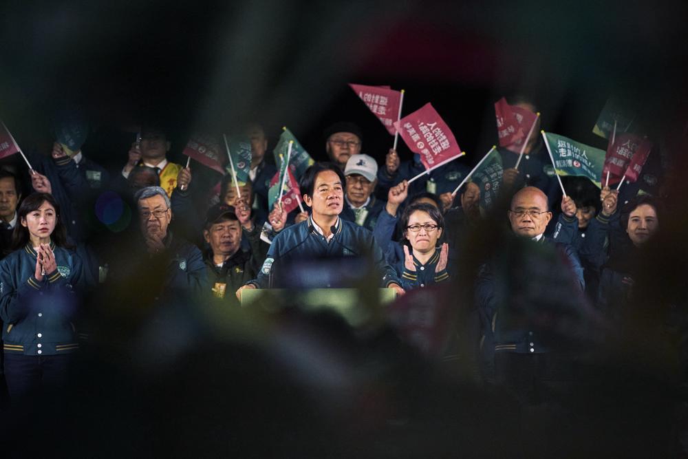 DPP presidential candidate Lai Ching Te, center, speaks at a rally in front of the presidential palace.