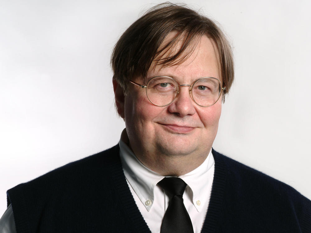 <em>Washington Post</em> columnist, Tom Shales, pictured in 2002, died at age 79.