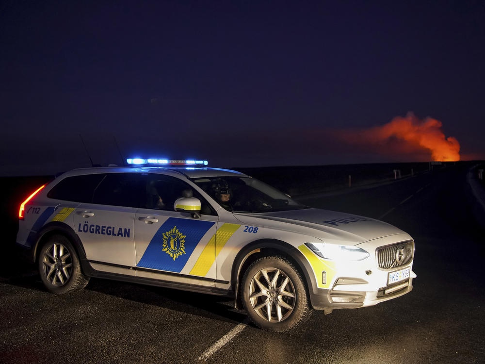 A police car blocks the access to the road that leads to Grindavík.