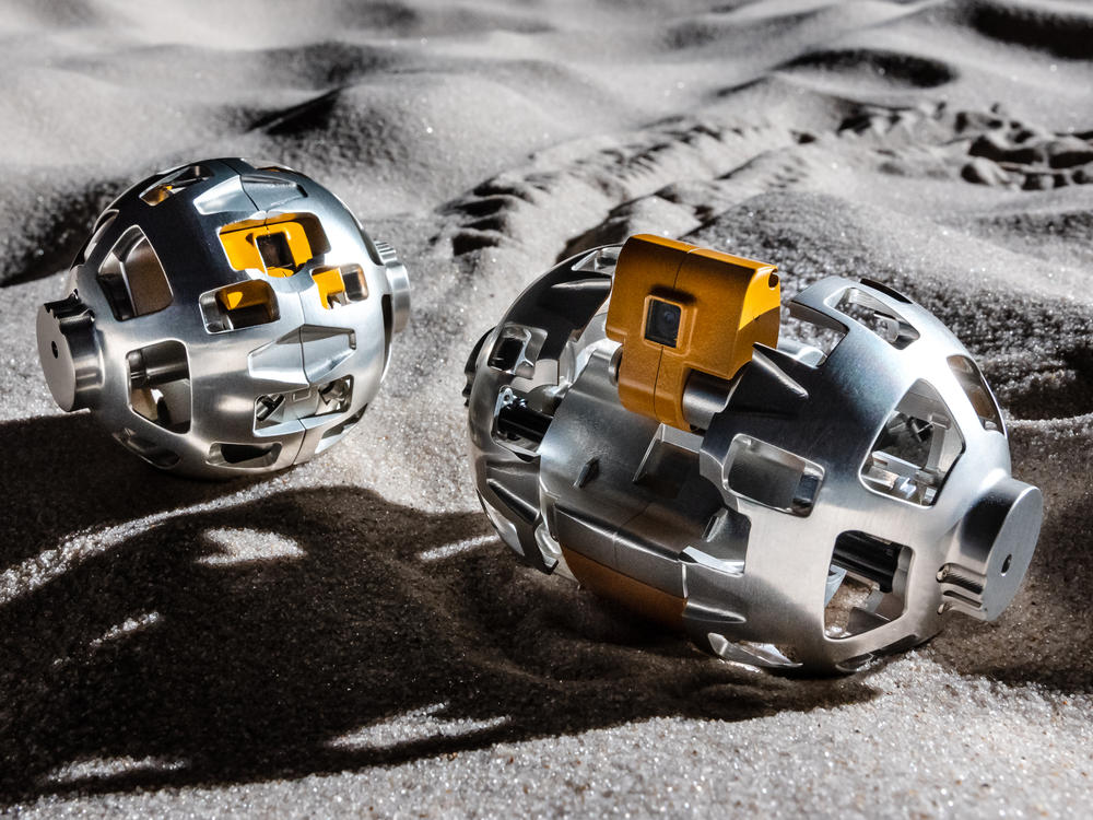 The SORA-Q robot, seen in its deployed form at right, is designed to be able to rove its way around on the moon's surface.