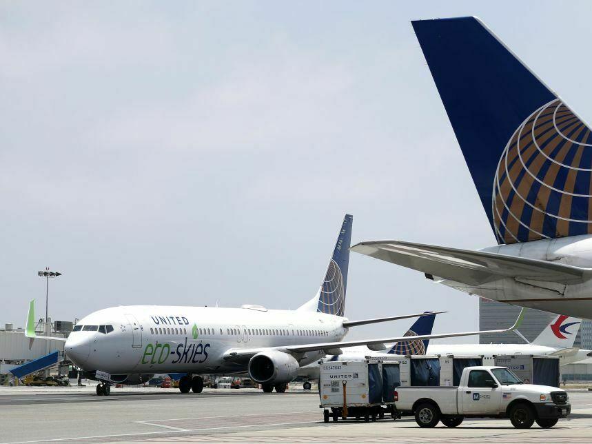 A United Airlines Boeing 737-900ER arrives at Los Angeles International Airport in 2019.