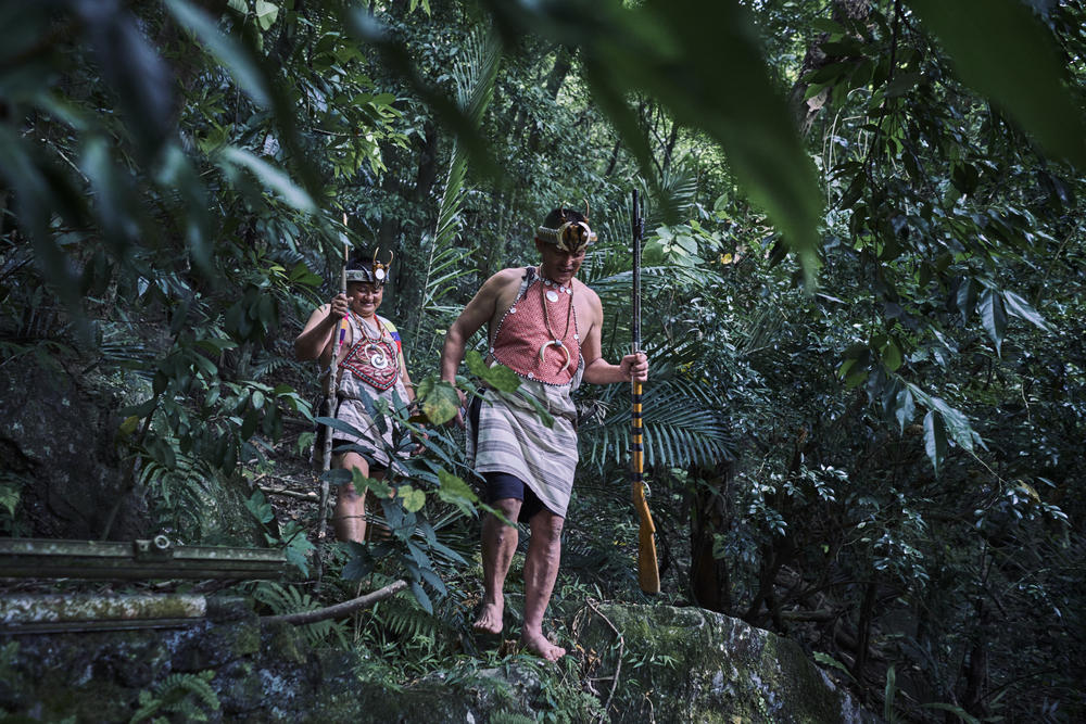 Slin Yuki (left) and Masaw Busin demonstrate their hunting routine in the Taroko area of Hualien County.