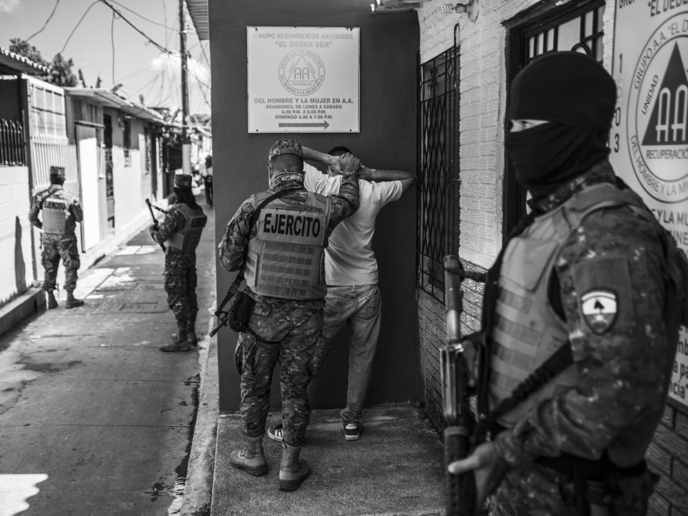Salvadoran security forces captured dozens of young people in Las Margaritas, a neighborhood in Soyapango, and took them to jail. Las Margaritas is stigmatized by its being under the control of MS-13, a criminal gang.