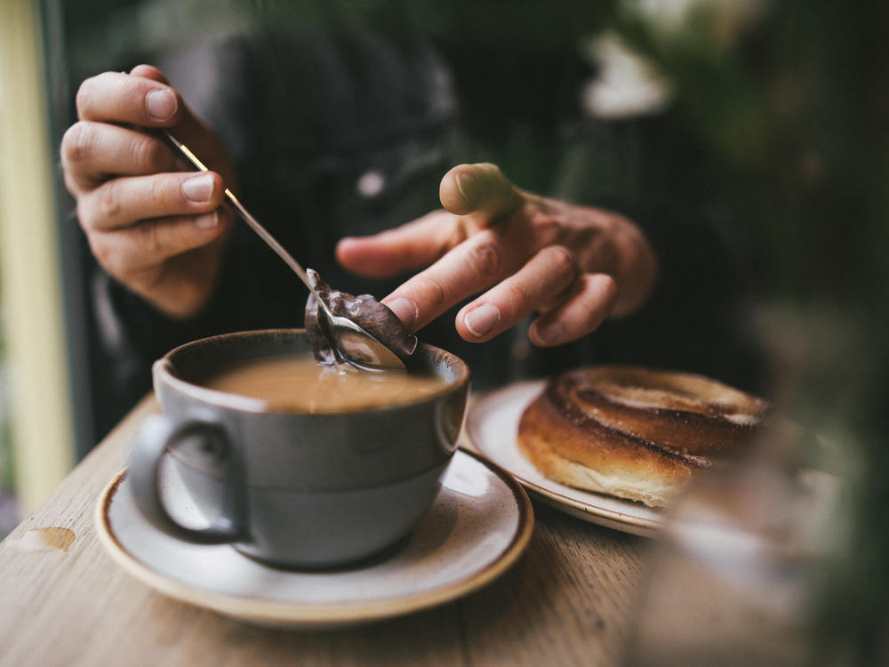 A U.S. scientist has stirred the pot with Britain by offering some controversial advice about tea.