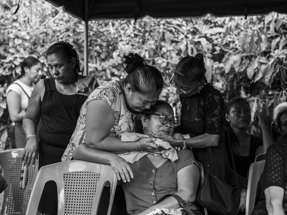 Relatives of Rodrigo Vázquez Jr., who died in a Salvadoran prison during the state of exception, mourn during his funeral on March 13, 2023.
