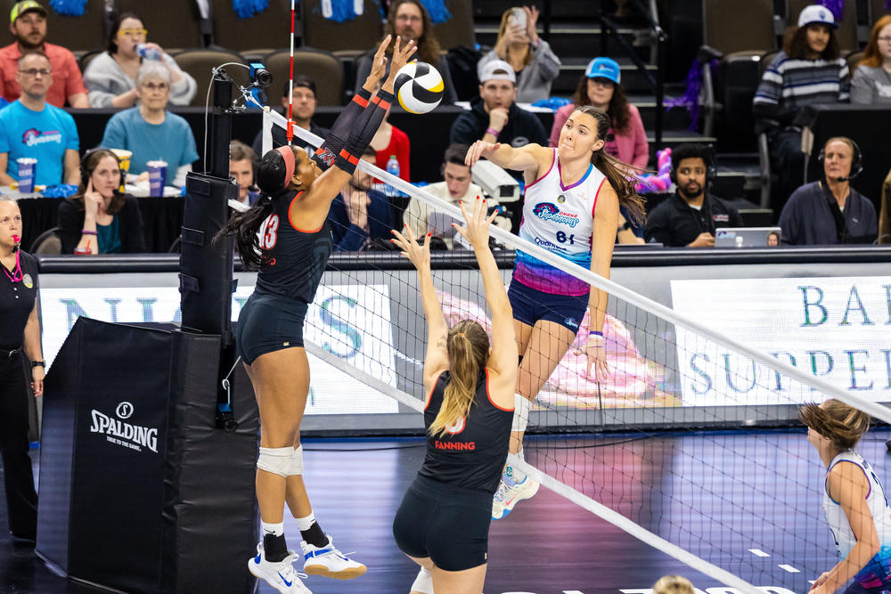 A crowd of more than 11,000 set a U.S. indoor pro women's volleyball record for attendance. The previous U.S. pro record was an Olympic qualifier match in Lincoln, Nebraska in 2016.