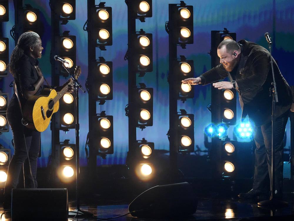 Tracy Chapman and Luke Combs perform 